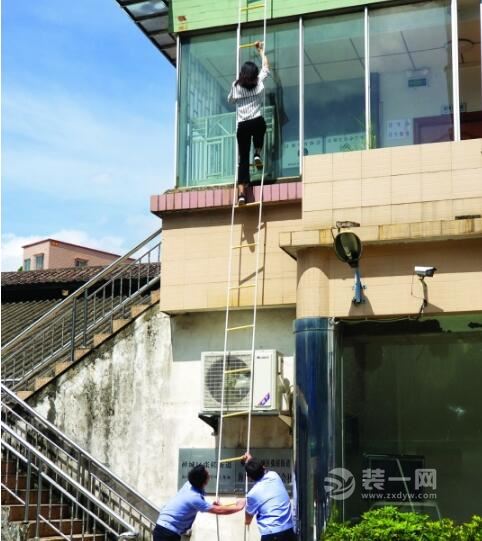 会看到楼栋里原狈鹕秸 本地资讯 佛山出租屋安装火灾逃生梯 逃生软梯